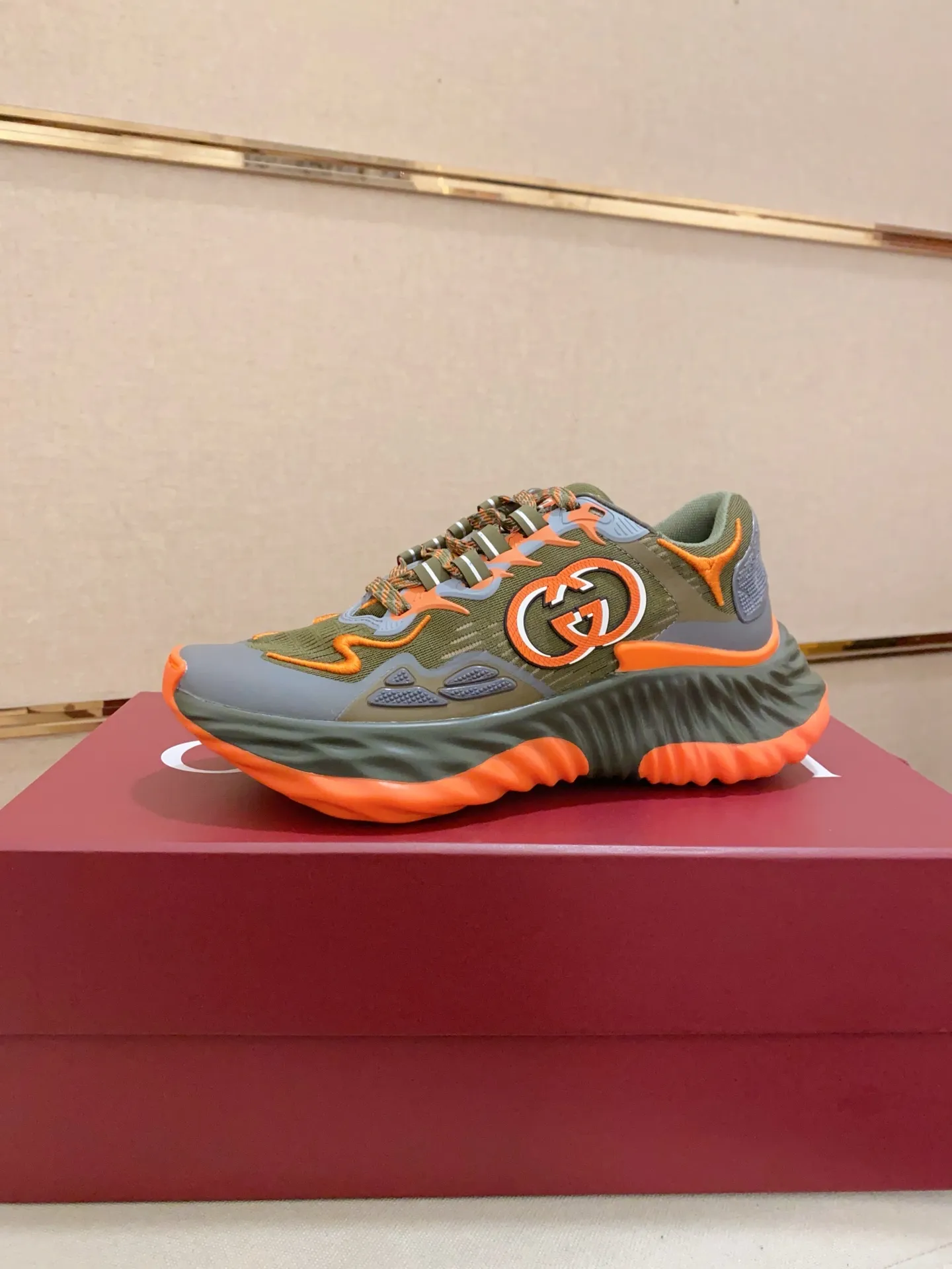 Men's shoes💰: 840💰High version of Gucci series couple's thick-soled sneakers! Gucci Gucci wave shoes Gucci's new designer has brought a new design, with a more comfortable foot feel and a new wave design. GUCCI's new Ripple wave shoes have an upper made of soft nappa leather and mesh. The foamed TPU midsole provides excellent comfort and feels like falling into the clouds. This new sports shoe adopts a thick-soled design, with a stitched leather upper and mesh, showing a full sense of technology. The two major brand logo details, the 3D-effect interlocking Double G leather patch and the Gucci letter metal hardware, inject a dazzling texture into the overall design. These shoes are crafted from silver metallic leather. Silver metallic leather, leather piping mesh details, Gucci lettering metal hardware, interlocking double G patch, lightweight rubber sole, top stitching and comes with a pair of shoelaces. Size: Women's 35-40 (can be customized to 34.41).        Male 39-44 (38.45 can be customized).
